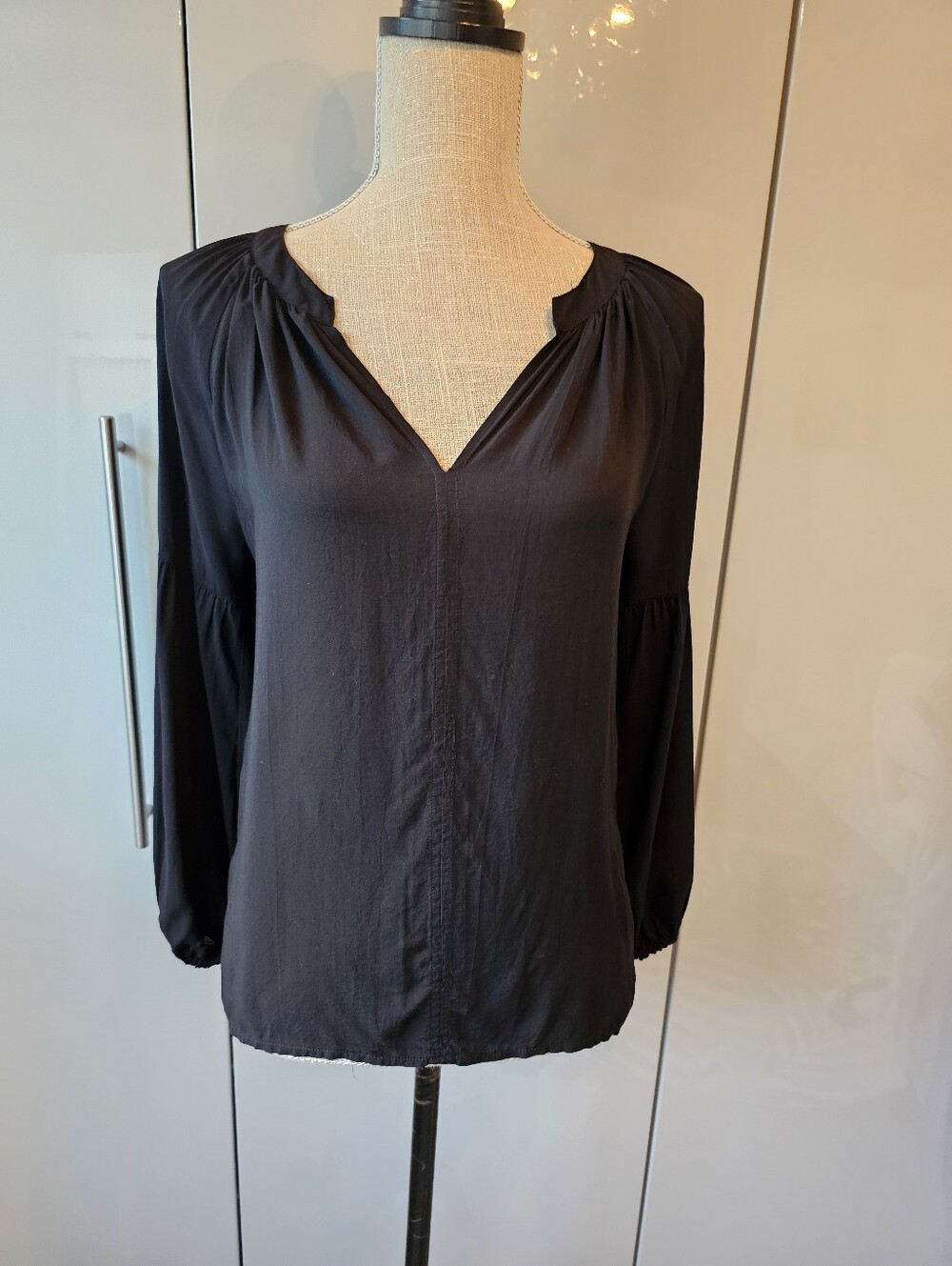 Velvet By Graham & Spencer Black Long-Sleeve Women's V-Neck Top